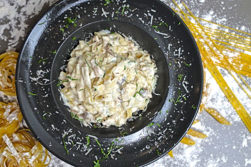 Creamy fettuccine alfredo with chicken